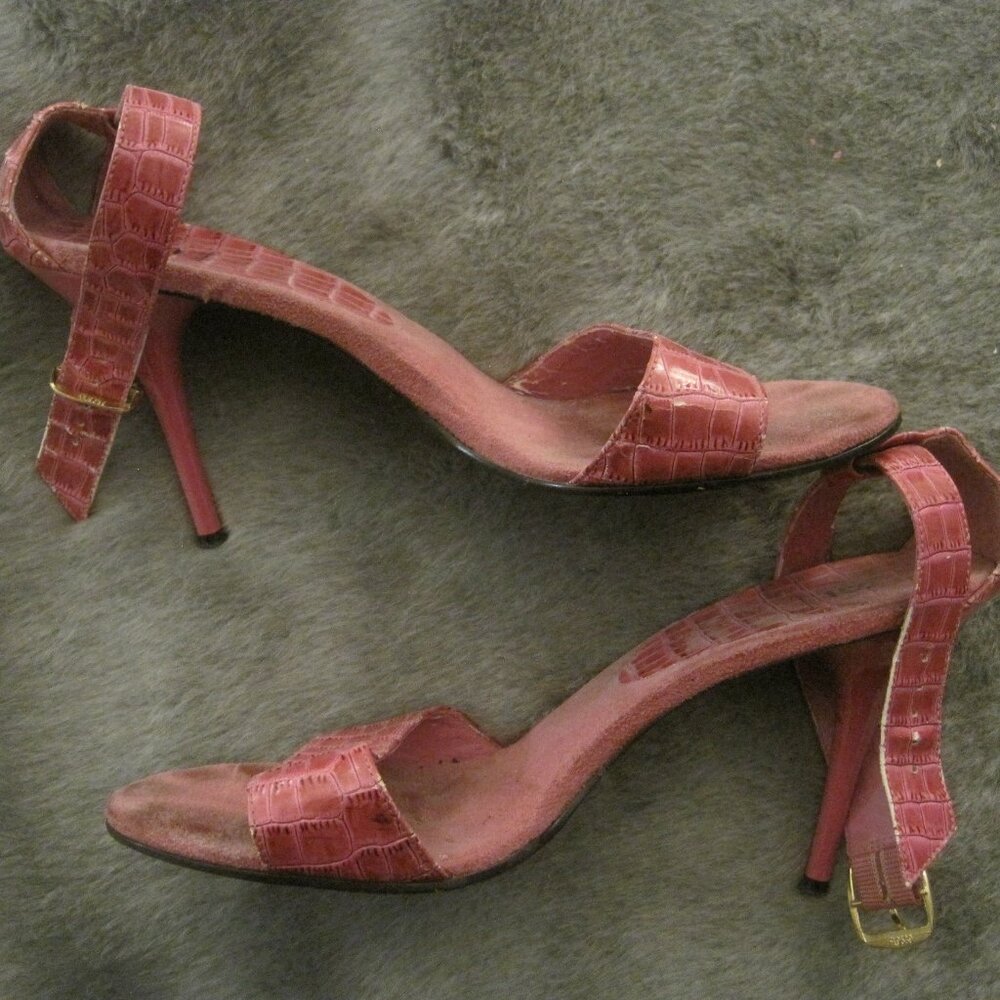 BAKERS PINK FAUX CROCODILE EMBOSSED ANKLE STRAP HEELS  9